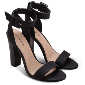 Call it Spring Snake Texture Pumps